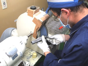 部品１つまで、人がひとつひとつ検査していく