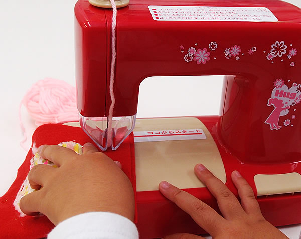 子供のためのミシンのおもちゃ！毛糸ミシン「Hugハグ」