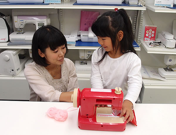 子供のためのミシンのおもちゃ！毛糸ミシン「Hugハグ」