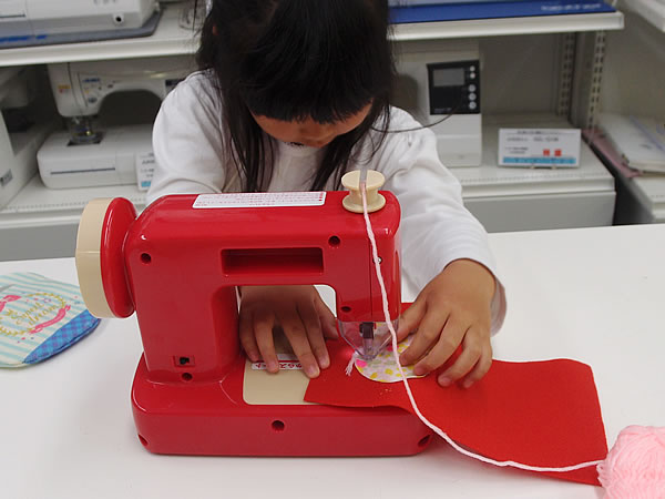 子供のためのミシンのおもちゃ！毛糸ミシン「Hugハグ」