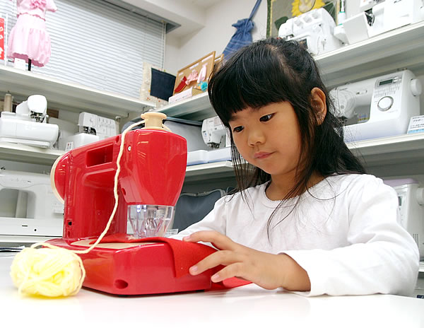 子供のためのミシンのおもちゃ！毛糸ミシン「Hugハグ」