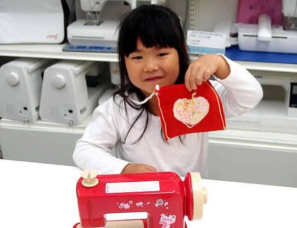 子供のためのミシンのおもちゃ！毛糸ミシン「Hugハグ」