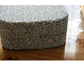 シャツの布を再利用したクッションカバー