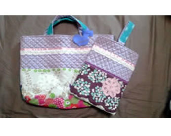 フェルトに刺繍した名札がポイントの手提げバッグと上履き入れ