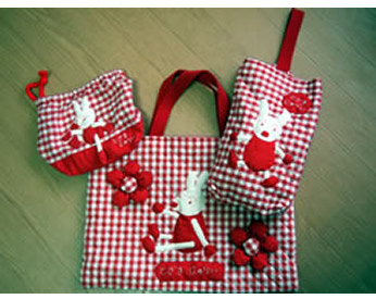 ウサギのアップリケをつけた保育園グッズ