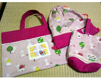 幼稚園用に作った手提げバッグと上履き入れとコップ袋