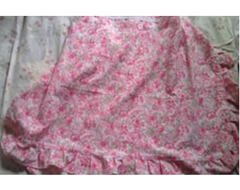 フラワープリントの生地で作ったキュートなフリル付きエプロン☆