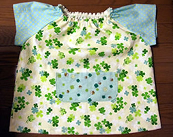 クローバー柄の生地で作った入園用スモック